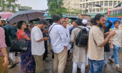 গোপালগঞ্জে হামলার প্রতিবাদে শাহবাগ ব্লকেড