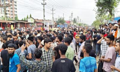 গাজীপুরে শ্রমিকদের মহাসড়ক অবরোধ, পুলিশের সাউন্ড গ্রেনেড নিক্ষেপ, আহত ১০