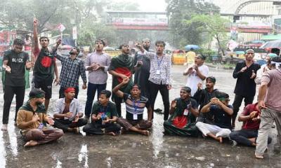 জুলাই সনদ বাস্তবায়নের দাবিতে এখনো শাহবাগে অবরোধকারীরা, যান চলাচল বন্ধ