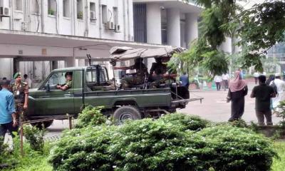 উপদেষ্টা পরিষদের বৈঠক শুরু, সচিবালয়ে প্রধান উপদেষ্টা