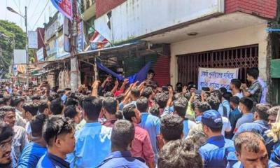 চাকরিচ্যুতদের অবরোধে পটিয়ার ২৬ ব্যাংকে ৪ ঘণ্টা লেনদেন বন্ধ