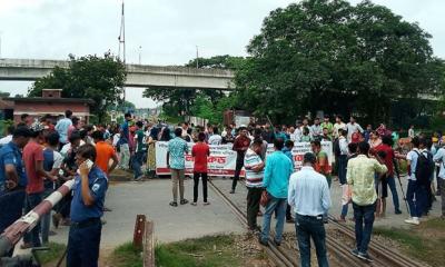 রবীন্দ্র বিশ্ববিদ্যালয়ের স্থায়ী ক্যাম্পাস নির্মাণের দাবিতে রেলপথ অবরোধ, ট্রেন চলাচল বন্ধ