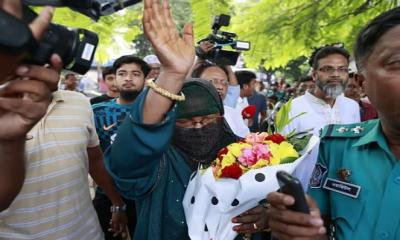 ফুল দিতে আসা একজনকে ফেরত পাঠাল পুলিশ, আরেকজনকে নিয়েছে জিজ্ঞাসাবাদের জন্য