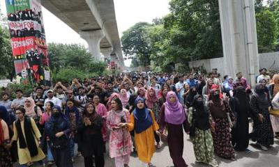 আগারগাঁও অবরোধ শেরে বাংলা কৃষি বিশ্ববিদ্যালয় শিক্ষার্থীদের