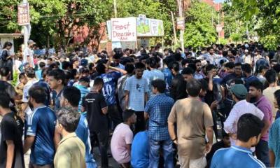 হল ছাড়ার নির্দেশের প্রতিবাদে বাকৃবিতে শিক্ষার্থীদের বিক্ষোভ
