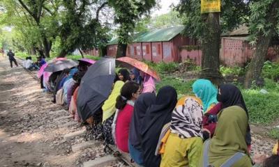 ৬ দাবিতে দ্বিতীয় দিনের মতো রেলপথ অবরোধ বাকৃবি শিক্ষার্থীদের
