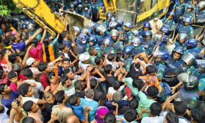 খুলনায় উচ্ছেদ অভিযান: স্থানীয়দের সঙ্গে পুলিশের সংঘর্ষে আহত ৩০