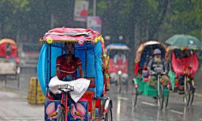 টানা বৃষ্টিতে ঢাকার বিভিন্ন সড়কে জলাবদ্ধতা, জনজীবনে ভোগান্তি