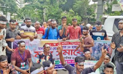 কারওয়ান বাজারে মালয়েশিয়া যেতে না পারা প্রবাসী কর্মীদের সড়ক অবরোধ