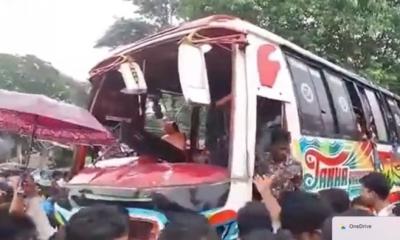 নিয়ন্ত্রণ হারিয়ে বাস উল্টে পড়লো দোকানের ওপর, নিহত ৩