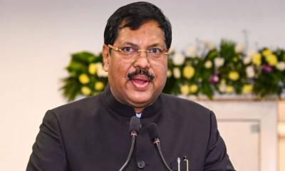 ভারতের সুপ্রিম কোর্টে পায়ের জুতা খুলে প্রধান বিচারপতির দিকে ছুড়লেন আইনজীবী