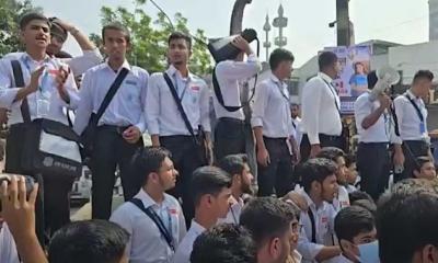 ঢাকা কলেজের ‘স্বকীয়তা’ রক্ষার দাবিতে সড়ক অবরোধ