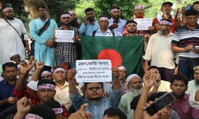 শহীদ মিনারে ‘লাগাতার অবস্থানে’ এমপিওভুক্ত শিক্ষকরা
