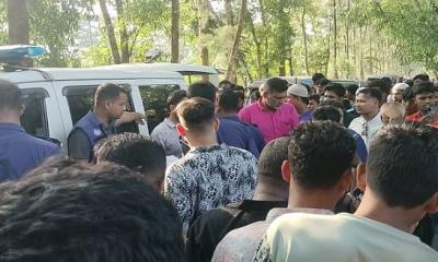 নোয়াখালীতে প্রকাশ্যে সড়কের ওপর এক ব্যক্তিকে গলা কেটে ও কুপিয়ে হত্যা