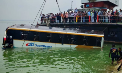 পদ্মায় ডুবে যাওয়া বাস উদ্ধার, বড় দুর্ঘটনা থেকে রক্ষা পেল যাত্রীরা