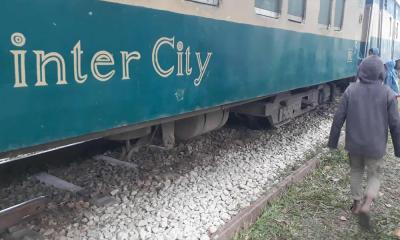 গফরগাঁওয়ে রেললাইন আক্রান্ত, ট্রেন লাইনচ্যুত