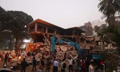 সকালেও থামেনি ৩২ নম্বরের বাড়ি ভাঙা