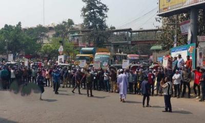 শাহবাগে অবস্থান নিয়েছে মালয়েশিয়া যেতে না পারা কর্মীরা