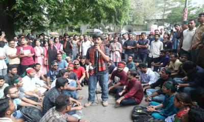 স্লোগানে-গানে জগন্নাথ বিশ্ববিদ্যালয়ের আন্দোলনকারীদের সমাবেশ শুরু