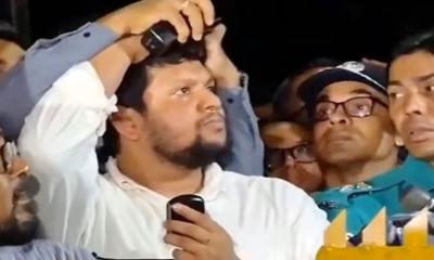 তথ্য উপদেষ্টাকে লক্ষ্য করে বোতল নিক্ষেপকারী আটক, জিজ্ঞাসাবাদ চলছে
