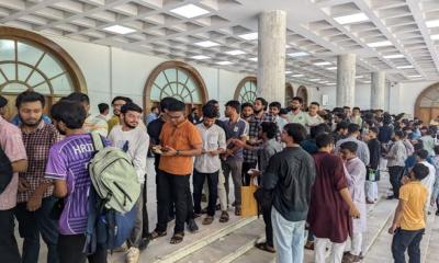 উৎসবমুখর পরিবেশে ভোটগ্রহণ চলছে