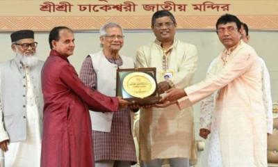 ঢাকেশ্বরী মন্দির পরিদর্শন করলেন প্রধান উপদেষ্টা