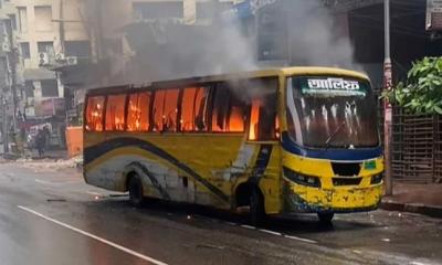মিরপুরে যাত্রীবাহী বাসে গুলি, দেওয়া হয় আগুন