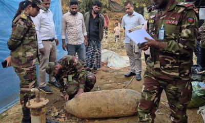 রামুতে দ্বিতীয় বিশ্বযুদ্ধের অবিস্ফোরিত বোমা উদ্ধার, যার ওপর দেড় দশক ধরে চলছিল কাপড় ধোয়ার কাজ