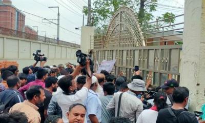 মাইলস্টোনের প্রধান ফটকে তালা, বাইরে ভিড়