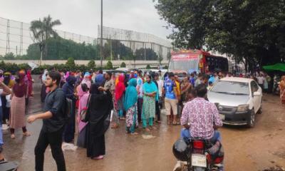 বেতন-ভাতার দাবিতে কুড়িলে পোশাক শ্রমিকদের সড়ক অবরোধ