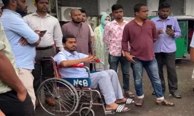 ছাড়পত্র নিয়ে হাসপাতাল ছাড়লেন নুর