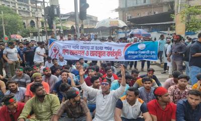 ৫০ ঘণ্টা ধরে অবস্থানের পর গণঅনশনে জগন্নাথের শিক্ষক–শিক্ষার্থীরা