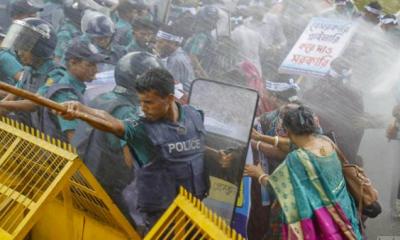 বেসরকারি শিক্ষকরা যমুনা অভিমুখে, পিটিয়ে সরাল পুলিশ