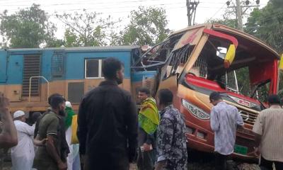 কুমিল্লায় বাসে ট্রেনের সংঘর্ষে হতাহতদের পরিবারকে এক লাখ টাকা করে দেবে সরকার: রেল প্রতিমন্ত্রী