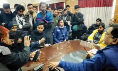 ‘আমরা থানা পুড়িয়েছি, এসআই সন্তোষকে জ্বালিয়ে দিয়েছিলাম’—ওসিকে প্রকাশ্যে বৈষম্যবিরোধী ছাত্রনেতার হুমকি