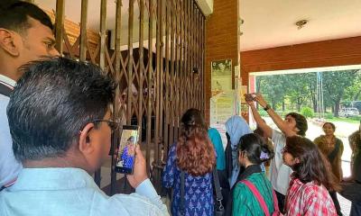 জাবিতে ধর্ষণচেষ্টা : প্রক্টর অফিসের পর রেজিস্ট্রার ভবনেও তালা