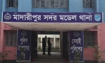 মাদারীপুরে আত্মীয়ের বাসা থেকে স্বামী-স্ত্রী ও সন্তানের মরদেহ উদ্ধার