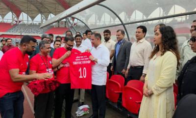 স্বাধীনতা দিবস উপলক্ষে প্রীতি ফুটবল ম্যাচ দেখতে কন্যাকে নিয়ে স্টেডিয়ামে তারেক রহমান