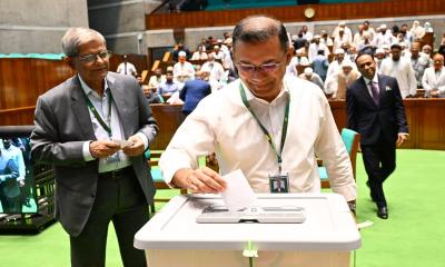রাষ্ট্রপতি নির্বাচনে মির্জা ফখরুলকে সঙ্গে নিয়ে ভোট দিলেন প্রধানমন্ত্রী