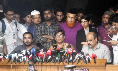 আওয়ামী লীগের কার্যক্রম নিষিদ্ধের পর দেশে যুদ্ধপরিস্থিতি তৈরি হয়েছে: প্রধান উপদেষ্টা