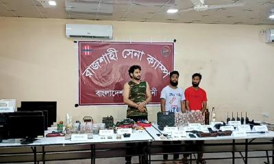 রাজশাহীতে কোচিং সেন্টারে যৌথ বাহিনীর অভিযান, অস্ত্র-বিস্ফোরক উদ্ধার, আটক ৩