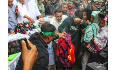 এবার স্ত্রীর ভারতীয় শাড়ি পোড়ালেন রিজভী