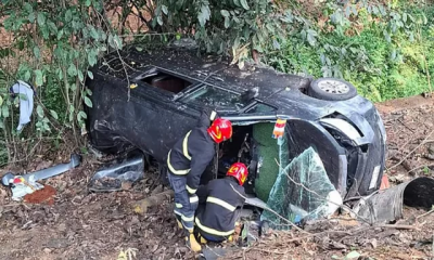 লোহাগাড়ায় নিয়ন্ত্রণ হারিয়ে মাইক্রোবাস খাদে, নিহত ৩