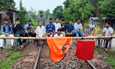 রাবি শিক্ষার্থীকে মারধরের প্রতিবাদে রেলপথ অবরোধ, সারা দেশের সঙ্গে রেল যোগাযোগ বন্ধ