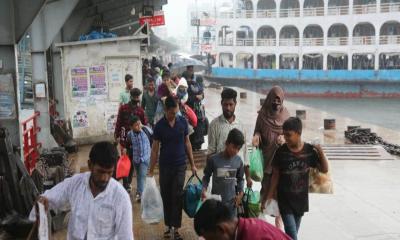 ভারী বৃষ্টিতে সদরঘাট ও পাটুরিয়া-দৌলতদিয়ায় ফেরি-লঞ্চ চলাচল সাময়িক বন্ধ