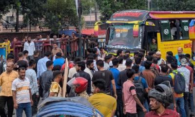 বাড্ডায় শিক্ষার্থীদের সড়ক অবরোধ