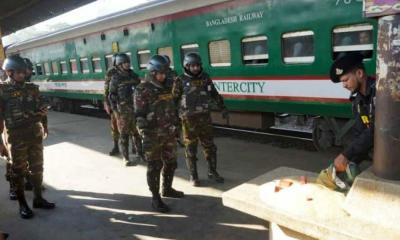 রাজধানীতে ট্রেনে সেনা অভিযান, পিস্তল–ককটেলসহ চারজন আটক
