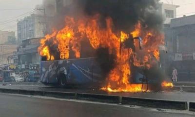 মোটরসাইকেলকে চাপা দেওয়ার পর আগুন ধরে গেলো বাসে