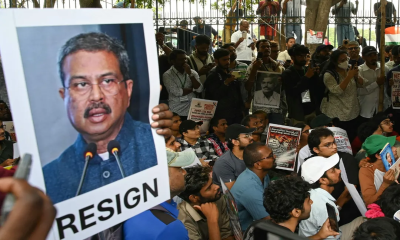 নিট প্রশ্নফাঁসের আন্দোলনের মুখে পদত্যাগ করলেন ভারতের শিক্ষামন্ত্রী