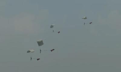 বিজয় দিবসে লাল-সবুজের পতাকা নিয়ে ঢাকার আকাশে ঝাঁপ দিলেন ৫৪ জন